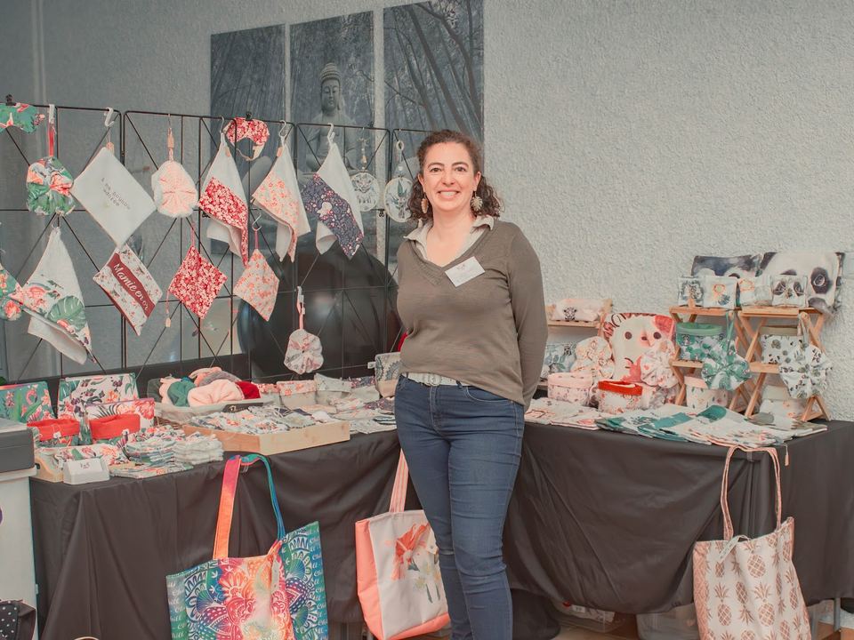 Une exposante devant son stand de créations, au Domaine de Canteloup