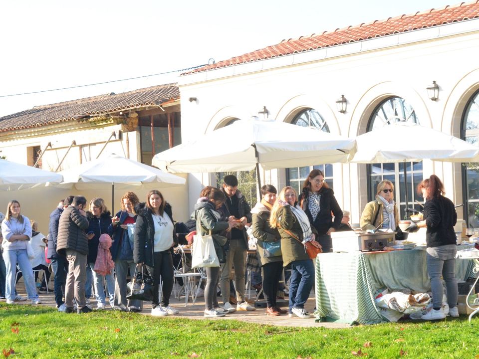 Les visiteurs devant la serre du Château Sénéjac
