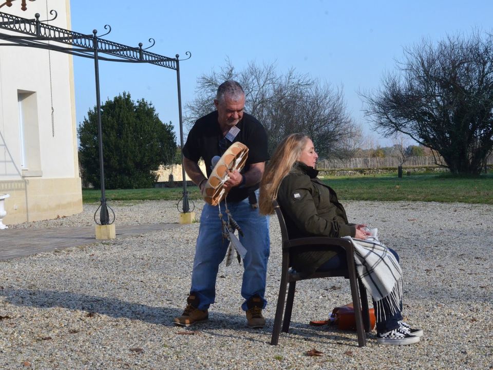 Un soin au tambour, en plein air dans la cour du château