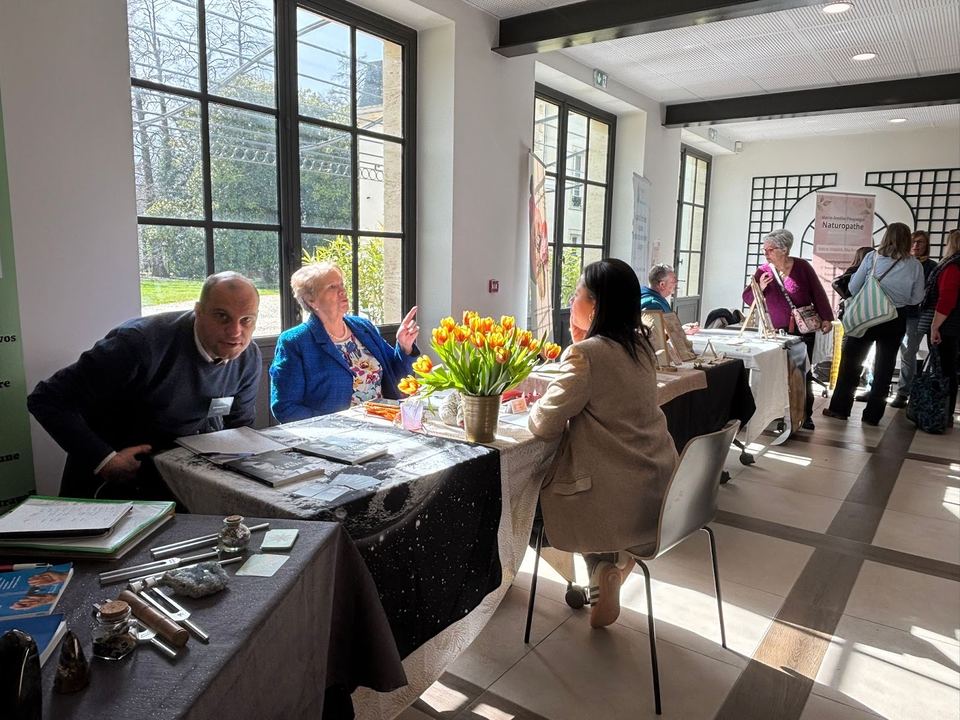 Les échanges aux stands, dans une salle du château