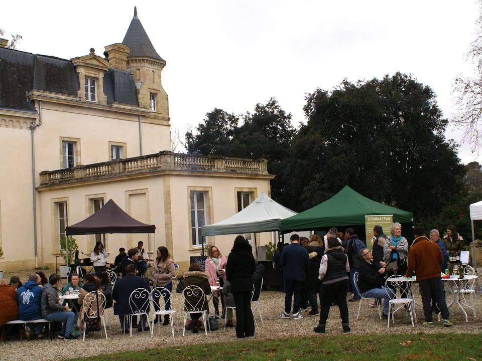 Les stands sous les barnums, devant le Château Sénéjac