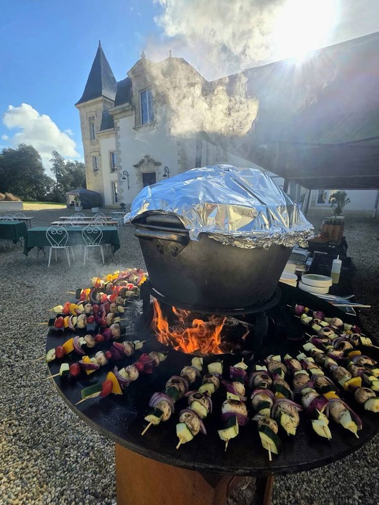Le brasero de la restauration fermière, devant la façade du Château Sénéjac