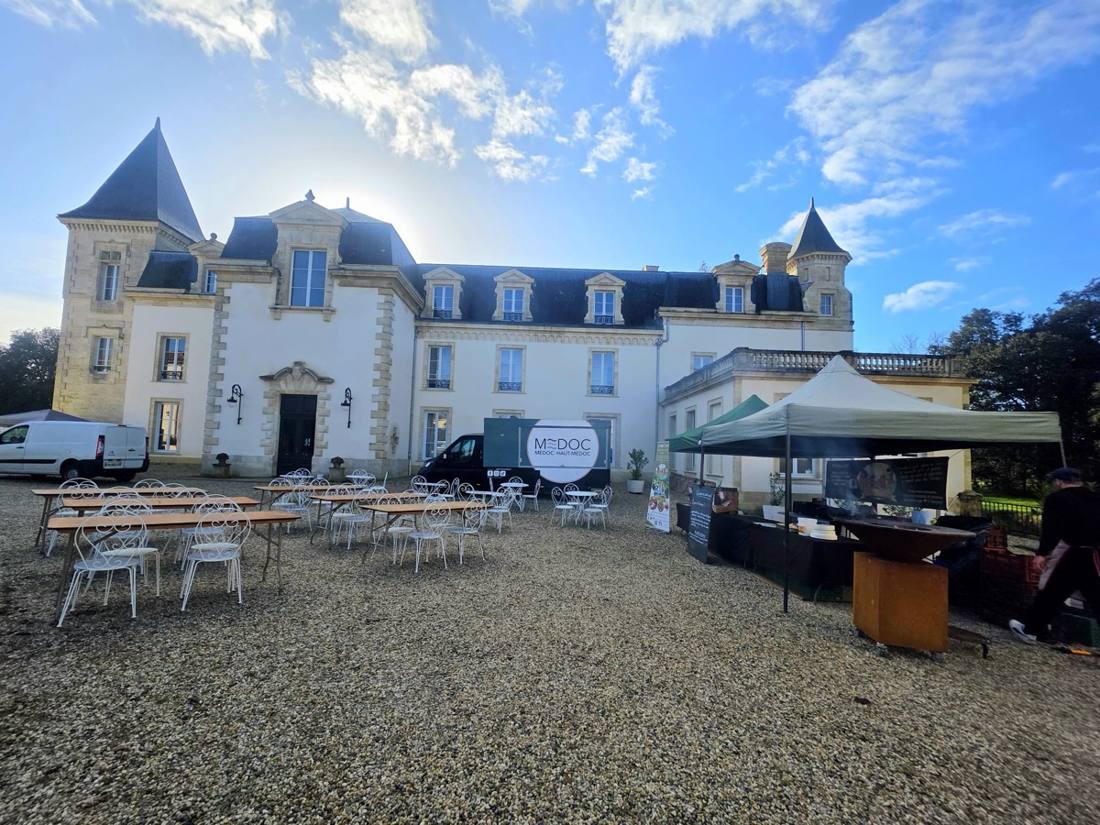La terrasse devant le Château Sénéjac, tables dressées au soleil